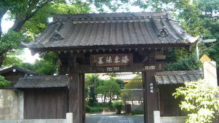 都心とは思えない静けさのお寺に、春日の局の墓が