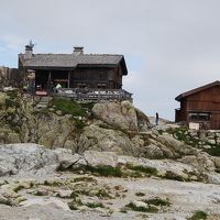 遠くから眺めたラックブラン小屋・・下にあるのが別館