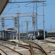 シチリアの海を望む鉄道駅