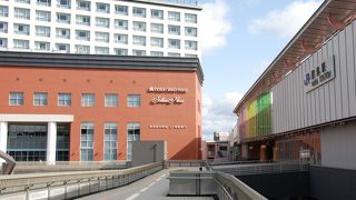 古い駅舎と近代的駅が奈良の街並みの象徴