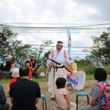 ガマ油売りのパフォーマンスも