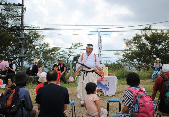 ガマ油売りのパフォーマンスも