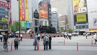 高架ホームからは機関車が見えます