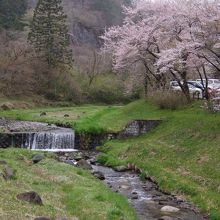 前の川も風情あり