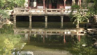 外の雑踏とは別世界