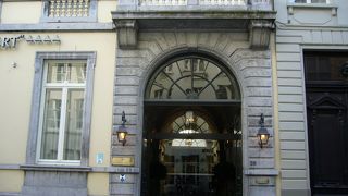 運河沿いにある美術館