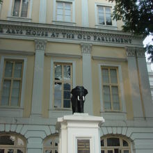 正面にはゾウの像があります