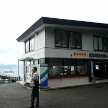 支笏湖観光船レストハウスと後方の桟橋