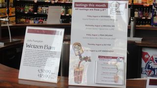 ホールフーズビールが併設、回転Sushiもあります