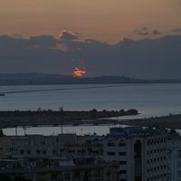 ホテルの窓から望むチュニス湖の朝日