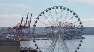 スペースニードルに続くシアトルのモニュメント観覧車