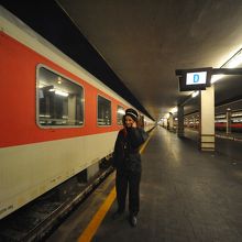イタリア国鉄女性車掌　イタリア国鉄は早朝に女性を使っている