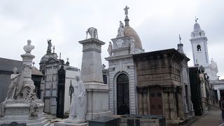 エヴィータの墓と猫