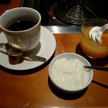 セットに付属の珈琲＆杏仁豆腐と、クーポンで追加した柑橘ゼリー