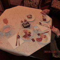 ハム、パン、ヨーグルト、ジュースの健康食　他に食べるものなし