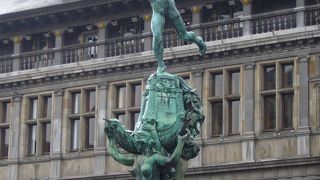 伝説の由来の像がある広場