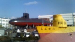 近くに潜水艦もいます。