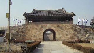 西側の門です。