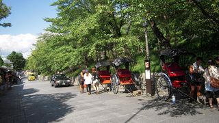 趣きのある石畳の通り