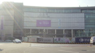 近代的な駅です。