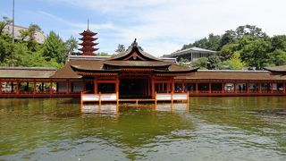 海に浮かぶ幻想的な鳥居