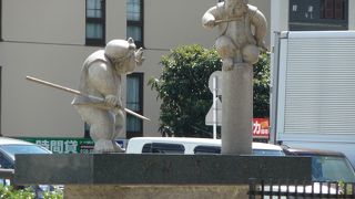 河原町五条のやや東側の中央分離帯内にあります