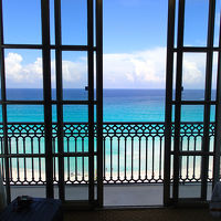 部屋の中から見える海