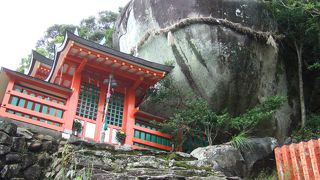 急な石段の上にはゴトビキ岩！