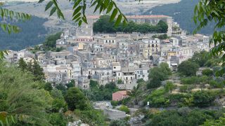 300段の階段を下がっていきます