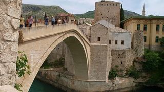 橋は新しいけれど