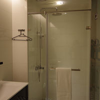 シャワーのみ、ブースになったタイプ、シャワーヘッド可動式