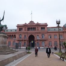 アルゼンチン国旗の考案者マヌエル・ベルグラーノ将軍像