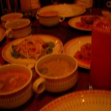 次々と運ばれる料理