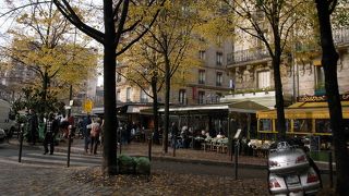 老舗カフェがたち並ぶ