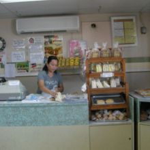 右にサンドイッチがある〜