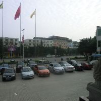 ホテル玄関前のライオン像と駐車場