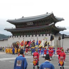 門の前を大パレード