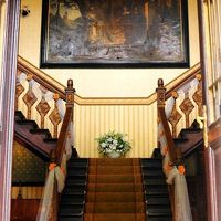 エンタランスの階段も渋くて凝った作りです