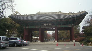 西に位置する王宮です。