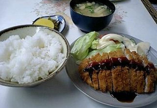 ボリュームたっぶりの食堂！