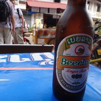 ビールを買って、外のテーブルでのんびり