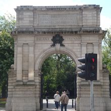 公園入口の立派な門