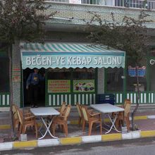 おじさんが独りでやっています。お昼にいいかも