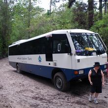 大型四輪駆動車でビーチを疾走　とても深い砂の道です