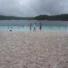 白砂でどこまでも透明なマッケンジー湖