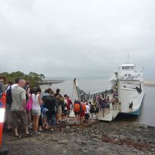 フェリーに乗り込みます