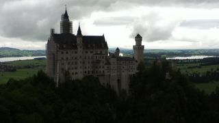 夏はミニバス、馬車、徒歩で上れます