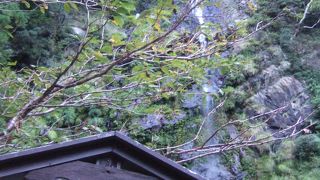 国道沿いに見える滝！