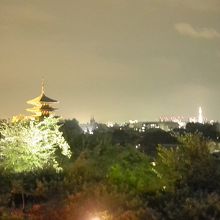 ライトアップされた塔を高いところから