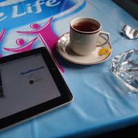 ロビーでは、飲物や簡単な食事も出してます。高くは無いかと